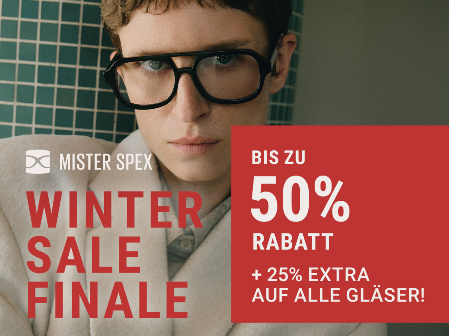 Ein Modell trägt eine schwarze Statement‑Brille vor einer türkisfarbenen Wand; daneben steht ein Hinweis auf bis zu 50 % Rabatt im Winter-Sale.